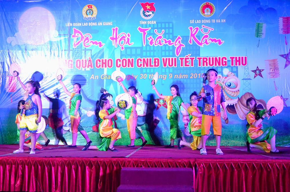 Sân khấu Đêm hội trăng Rằm năm 2017 do LĐLĐ An Giang phối hợp cùng Sở LDDTBXH, Tỉnh đoàn An Giang tổ chức cho con đoàn viên, CNLĐ khó khăn tại Khu công nghiệp Bình Hòa vào đêm 30.9.2017