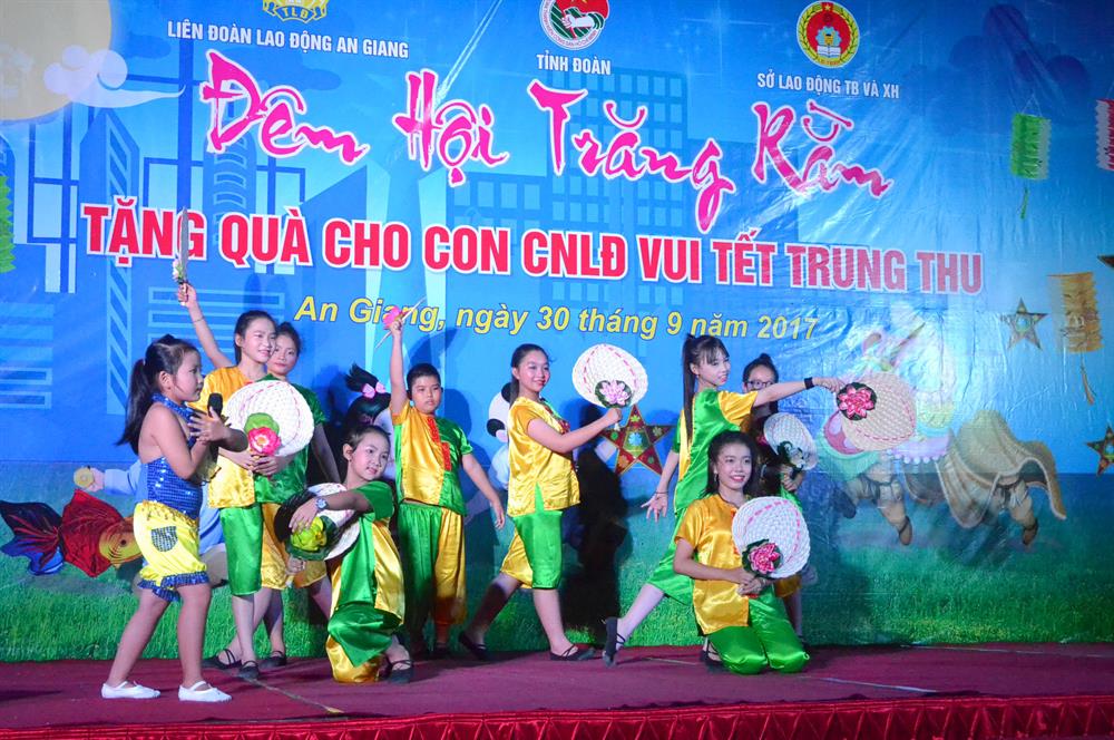 Hơn 300 cháu thiếu nhi là con đoàn viên CĐ, CNLĐ được thưởng thức nhiều tiết mục văn nghệ vui tươi.