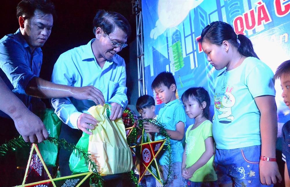 Sau màn khai mạc ngắn ngọn là nghi thức rao quà. Trong ảnh ông Huỳnh Văn Sáng - Phó Chủ tịch LĐLĐ An Giang phát quà cho các cháu.