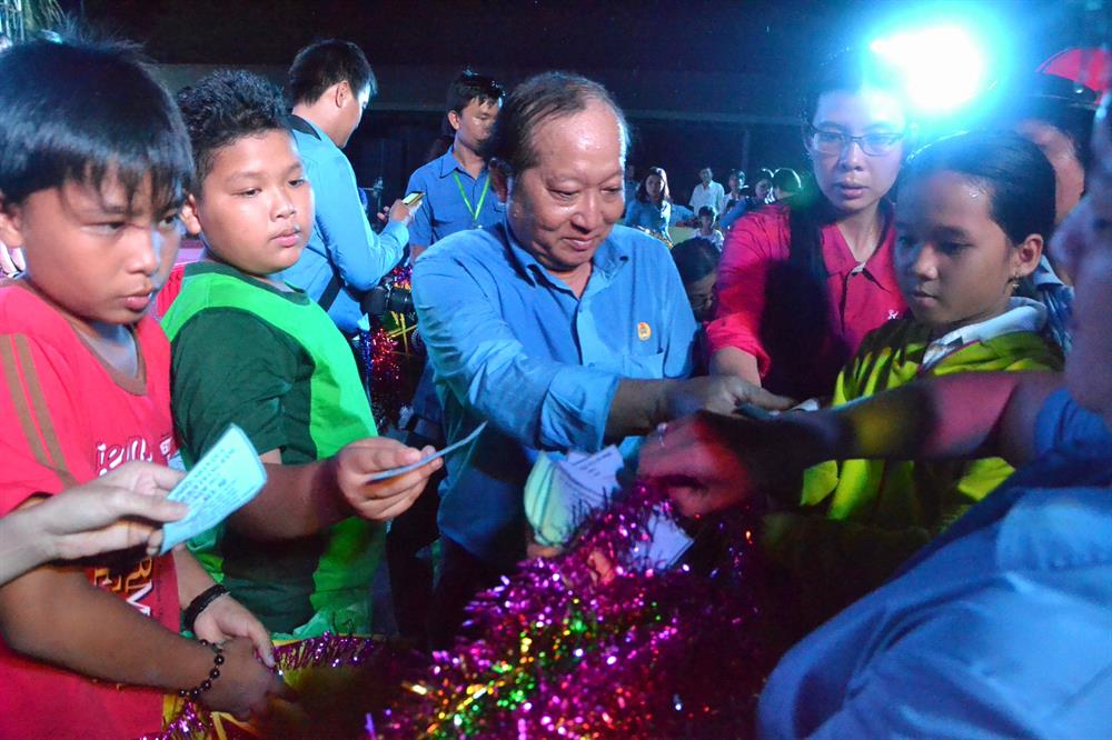 Sau phần trao quà theo nghi thức, các cán bộ CĐ đã trực tiếp mang quà xuống tận chỗ ngồi để trao tận tay cho các cháu.
