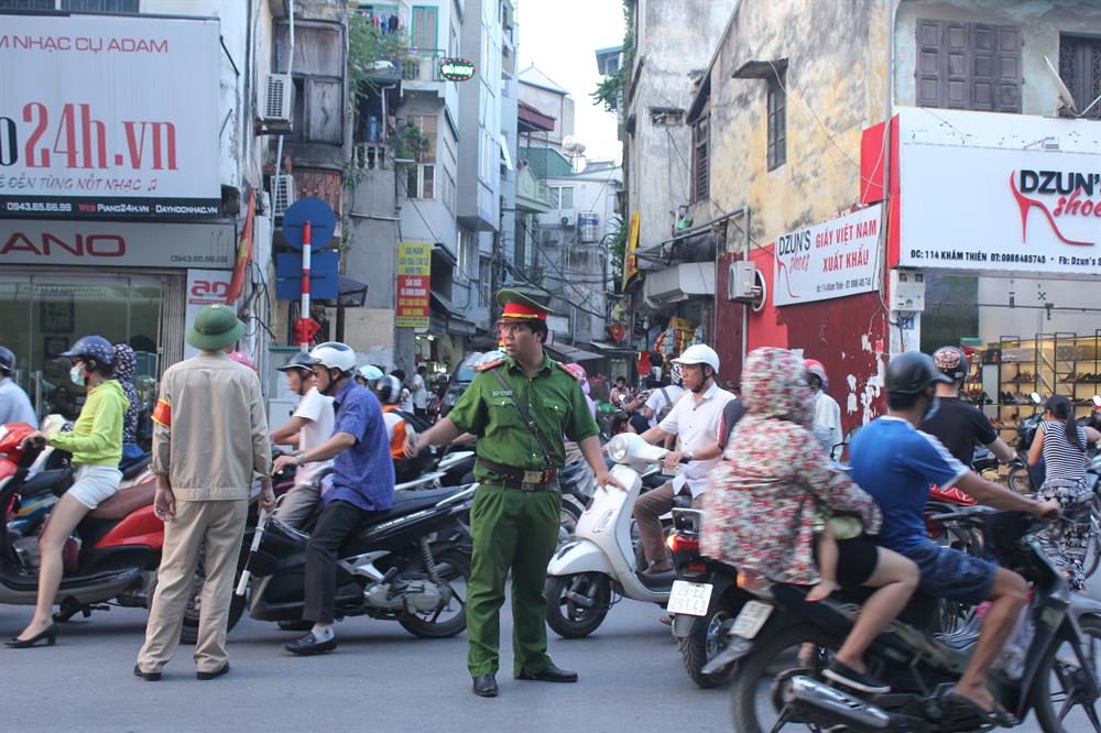 Giao thông khu vực này vào những khu giờ cao điểm như mớ bòng bong. Trong ảnh lực lượng công an, dân phòng... đang phân luồng điều tiết giao thông.