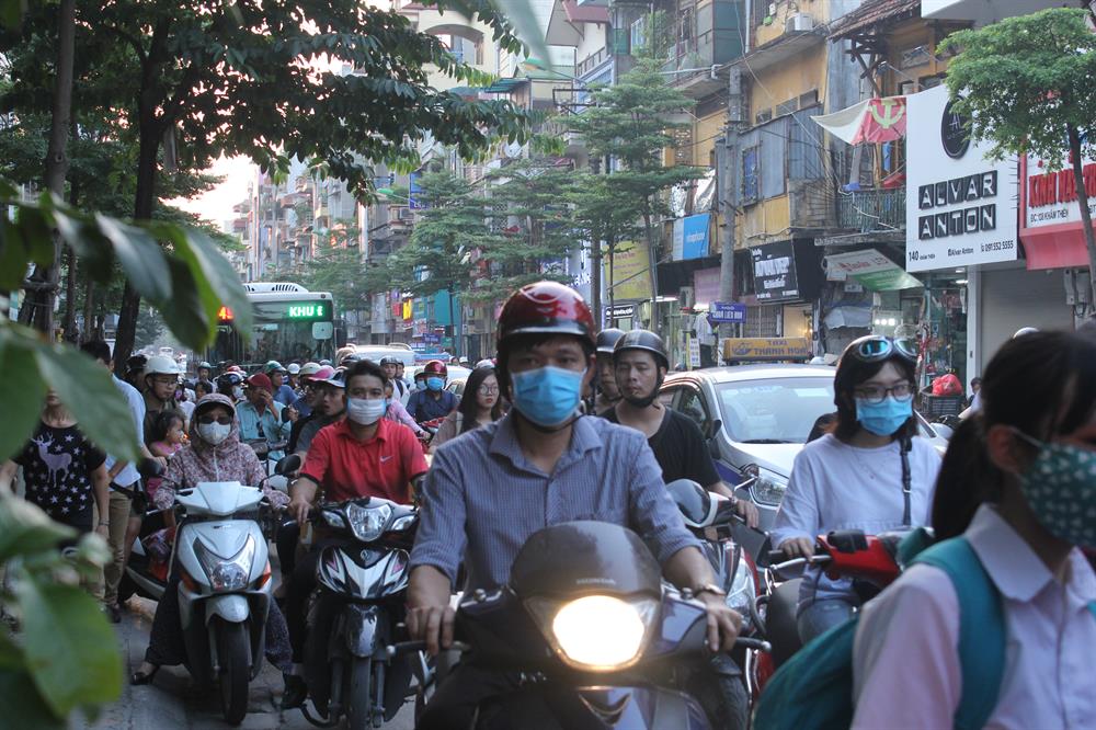 Giao thông đông đúc trên khu vực đường Khâm Thiên vào giờ cao điểm, từng phương tiện nhúc nhích từng mét một.
