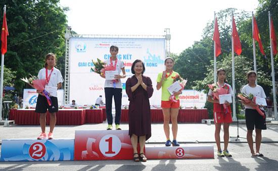 Các VĐV nội dung nữ nhận giải thưởng. Ảnh: VQ