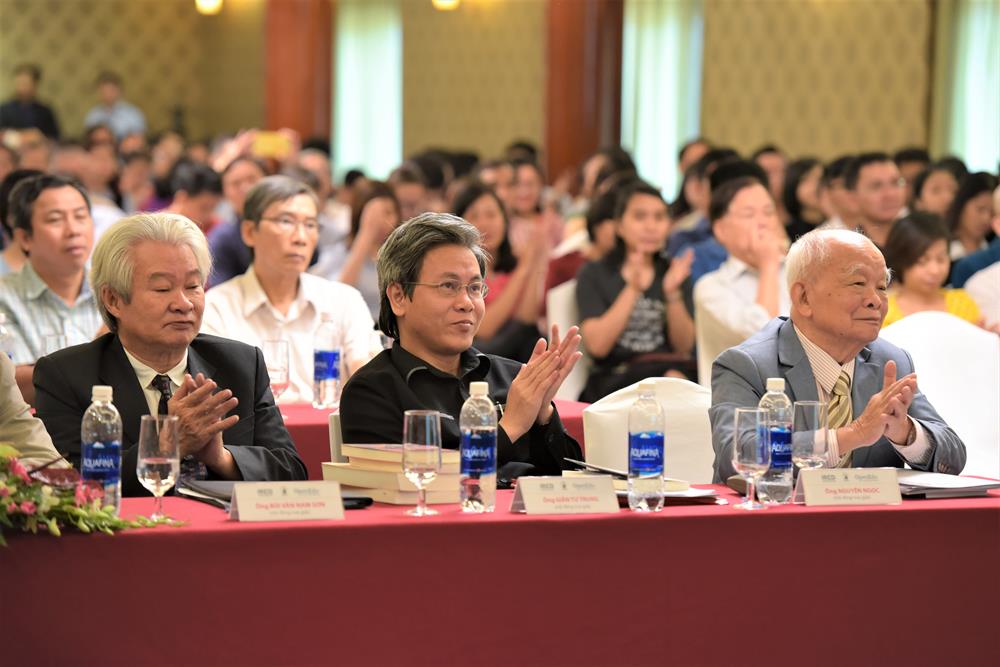 Hội đồng trao giải. Ảnh: T.L