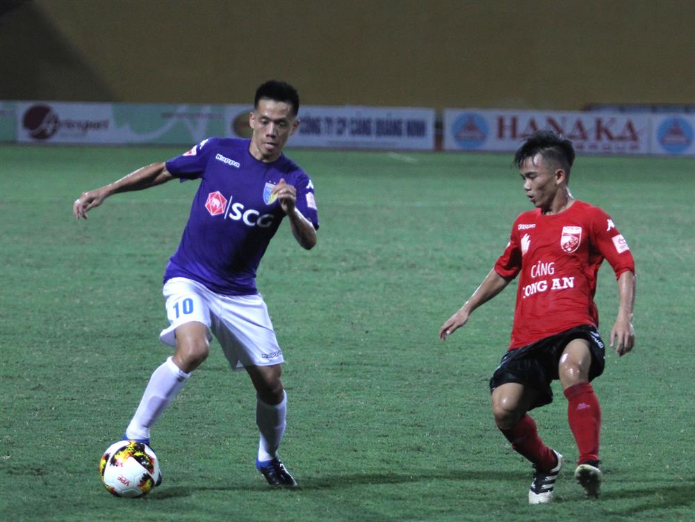 Hà Nội đã có hiệp 1 đầy vất vả trước Long An. Ảnh: HL