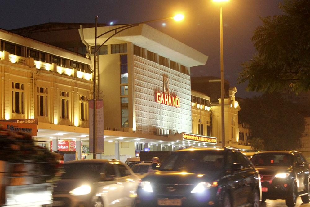 Ga Hà Nội là một địa điểm hay kẹt xe. Nếu xây các cao ốc xung quanh, tình trạng kẹt xe sẽ xảy ra trầm trọng hơn. Ảnh: TRẦN VƯƠNG - M.Q