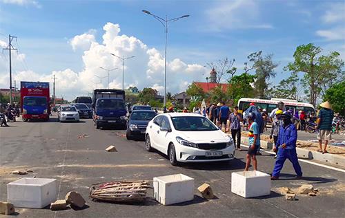 Người dân phản đối khiến giao thông qua khu vực này bị ùn tắc.