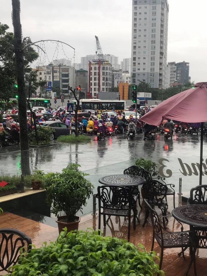 Nhiều người chọn giải pháp vào quán nước ngồi chờ hết tắc đường