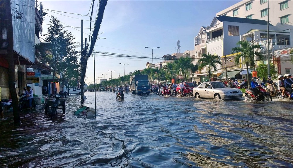 Nhiều tuyến đường bị ngập nặng (ảnh: P.V)