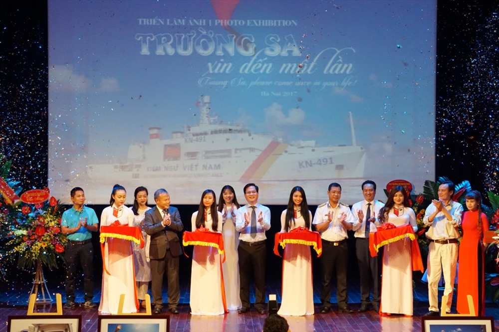 Thứ trưởng Bộ Ngoại giao Vũ Hồng Nam, Phó GSTS Nguyễn Đình Thi hiệu trưởng Trường Sân khấu-Điện ảnh Hà Nội và trung tá Phạm Văn Giang chủ nhiệm nhà văn hóa hải quân cắt băng khai mạc triển lãm.