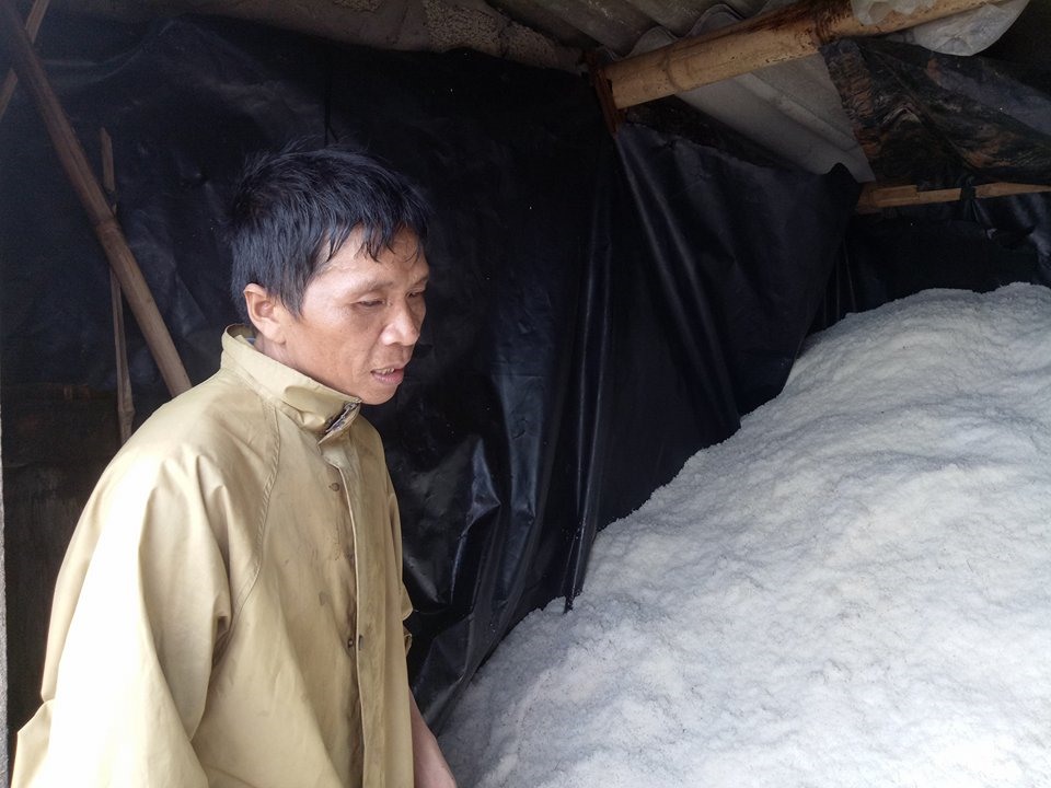 Anh Hồ Văn Hùng, xóm Kim Liên, xã Diễn Kim, huyện Diễn Châu cho biết: “Bao nhiêu công sức suốt cả một mùa hè cố gắng làm muối, nay đổ ra sông ra biển hết. Muối mất mùa nên mới còn lại trong kho, xót xa quá đành ra vớt muối giữa biển nước”. Ảnh: DK