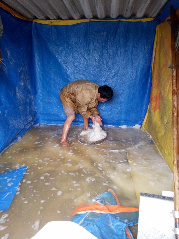 Uớc tính thiệt hại, lên đến hàng trăm tấn muối ở địa phương trên. Ảnh: DK