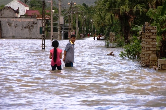 Đoạn đê hữu sông Hoàng qua địa bàn thôn 2, làng Tế Độ bị vỡ lớn, dài khoảng 5m, nước lũ từ sông Hoàng chảy mạnh vào đồng, vào làng làm ngập hơn 100 nhà dân (Ảnh: HT)
