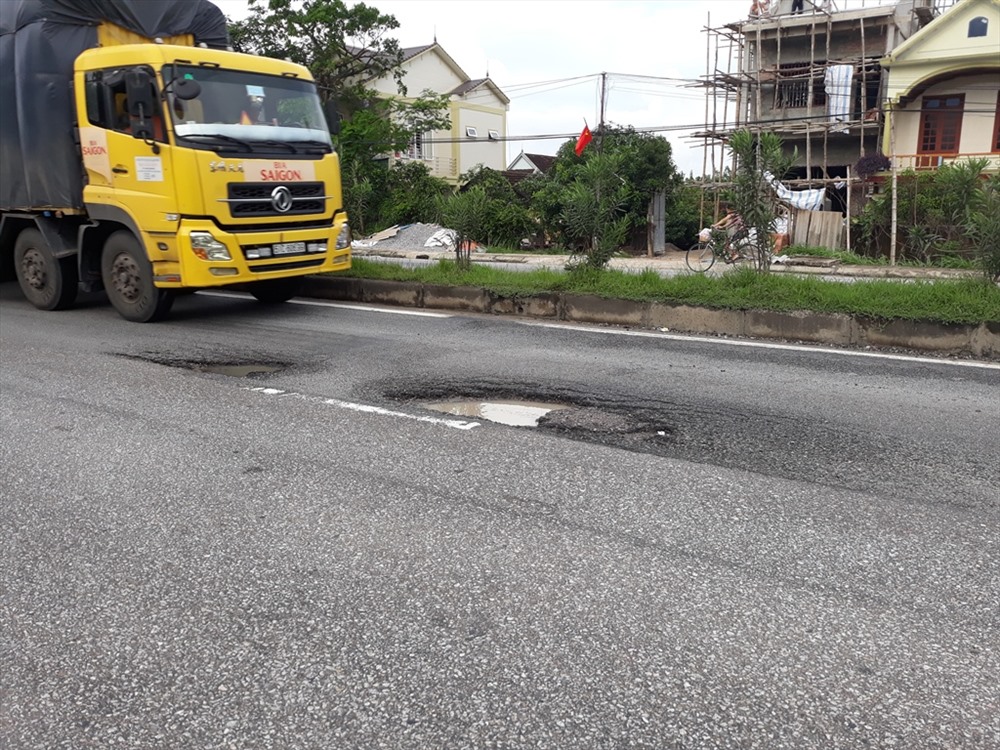 Người dân sống 2 ven đường QL1A đoạn qua huyện Diễn Châu, Nghệ An phản ánh về việc xuất hiện hàng loạt ổ voi, khiến người đi đường hoang mang. ảnh H.Q