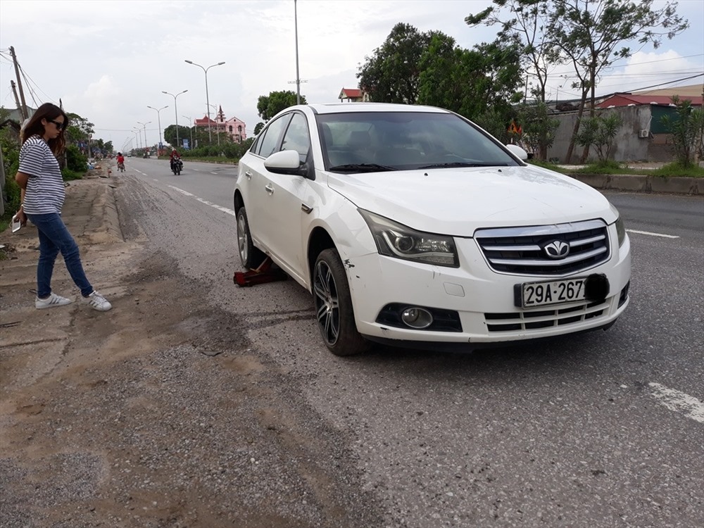 Một chiếc xe biển Hà Nội bị gặp nạn, nổ 2 lốp bên phải xe. ảnh:H.Q