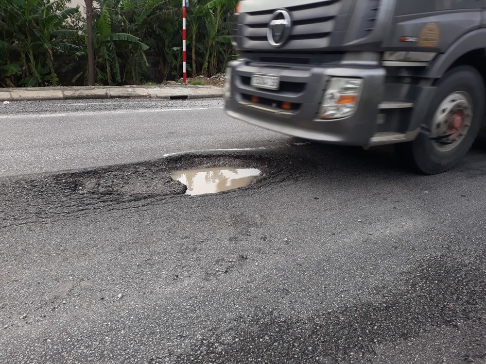 Theo bà Phan Thị Thuận, trú xóm 7, xã Diễn Thịnh, huyện Diễn Châu cho biết: “Hàng loạt ổ voi này xuất hiện hơn 1 tuần nay, đặc biệt sau những cơn mưa lớn ổ voi càng sâu và rộng hơn, nhiều vụ tai nạn đã xảy ra“. ảnh:H.Q