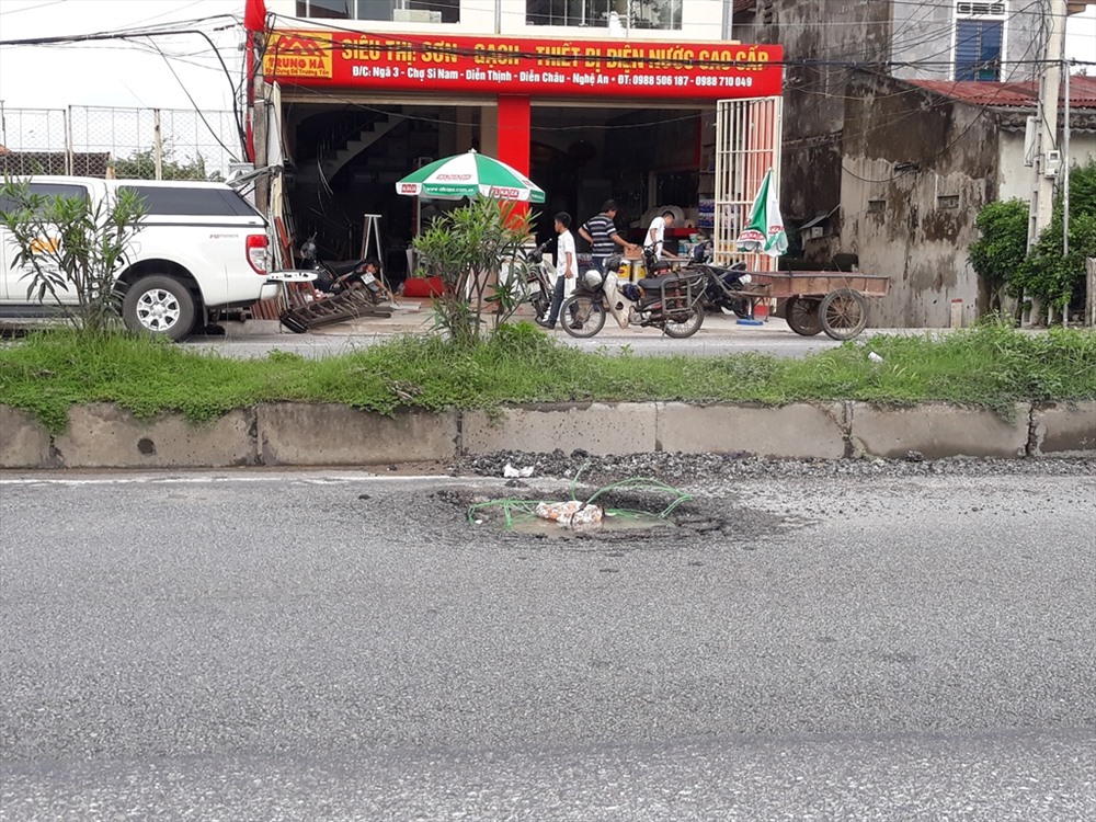 Tuy nhiên, vẫn chưa có đơn vị chức năng nào để sửa chữa đường, khiến người dân hoang mang vô cùng. ảnh:H.Q