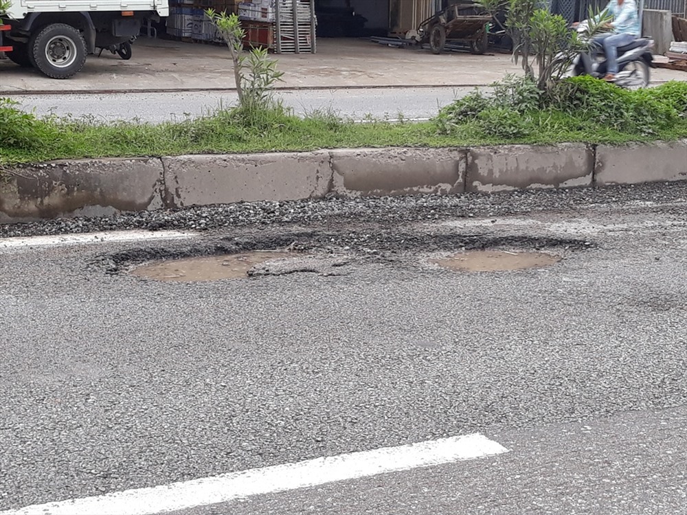 Cũng theo bà Thuận, về đêm xe tải chạy nhanh gặp phải ổ voi này gây ra tiếng động như động đất, một số xe máy thì ngã, xe tải nổ lốp mất lái rất nhiều, may mắn chưa có người bị thương nặng. ảnh:H.Q