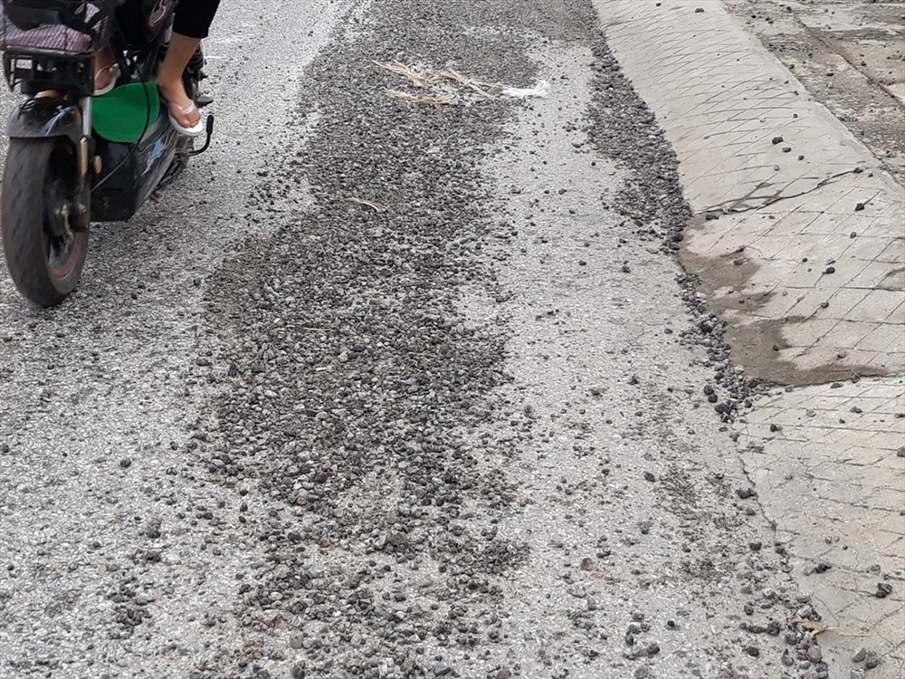 Nước mưa cuốn trôi hết phần đá và bê tông của ổ voi. ảnh :H.Q