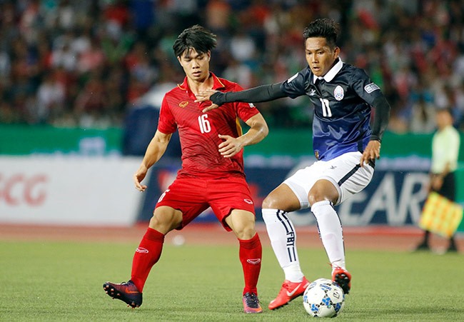 Trong ngày mà “Messi Campuchia” Chan Vanathaka “tắt điện” thÌ Công Phượng thi đấu khá hay với 1 pha lập công.