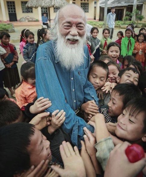 PGS Văn Như Cương đã có nhiều hoạt động giúp đỡ, ủng hộ học sinh vùng cao. Ảnh: GĐ