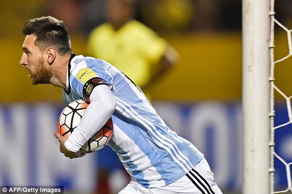 Một mình anh ghi cả 3 bàn thắng đầu tiên của Argentina dưới thời HLV Sampaoli. Ảnh: Getty.