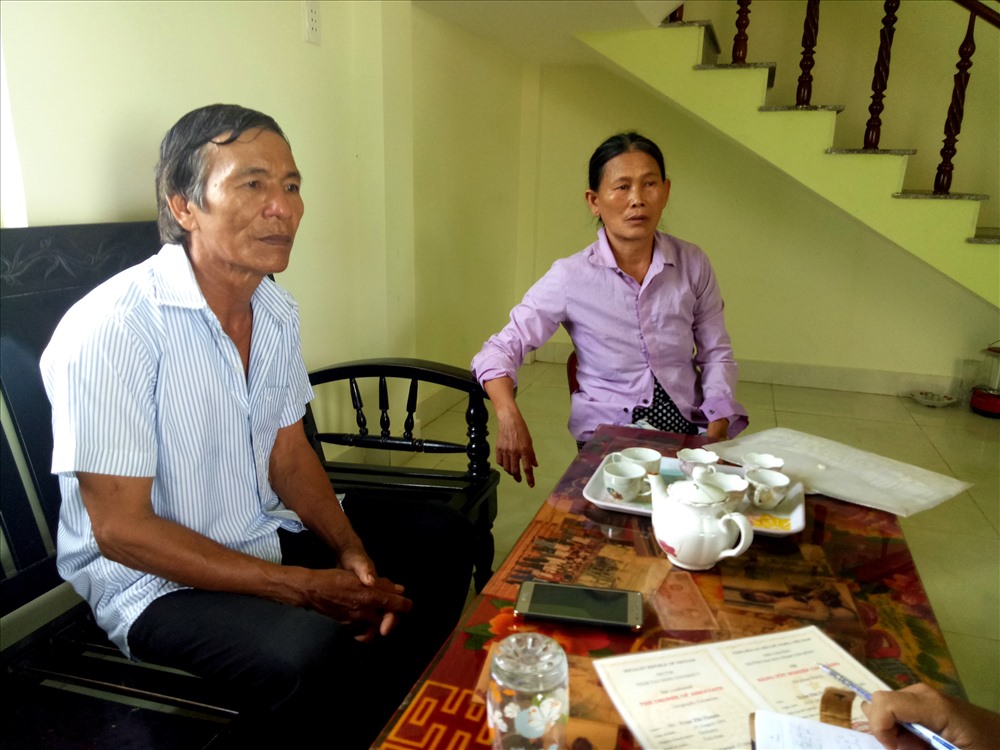 Vợ chồng ông Huỳnh Tấn Huyên phản ánh vụ việc với báo chí. Ảnh: T.H
