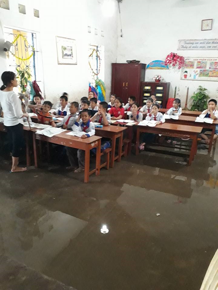 Học sinh co chân trên ghế, giáo viên đi chân trần giảng bài. Ảnh: HP