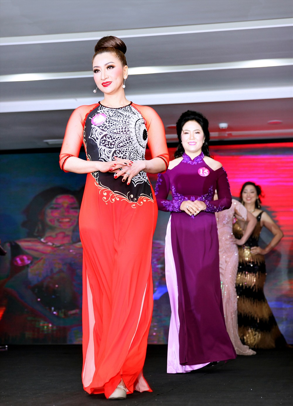 Thí sinh Nguyễn Thị Thu Nghĩa – SBD 51 đến từ Đồng Nai bất ngờ đăng quang Á hoàng 2 và Nữ hoàng có nụ cười đẹp nhất.