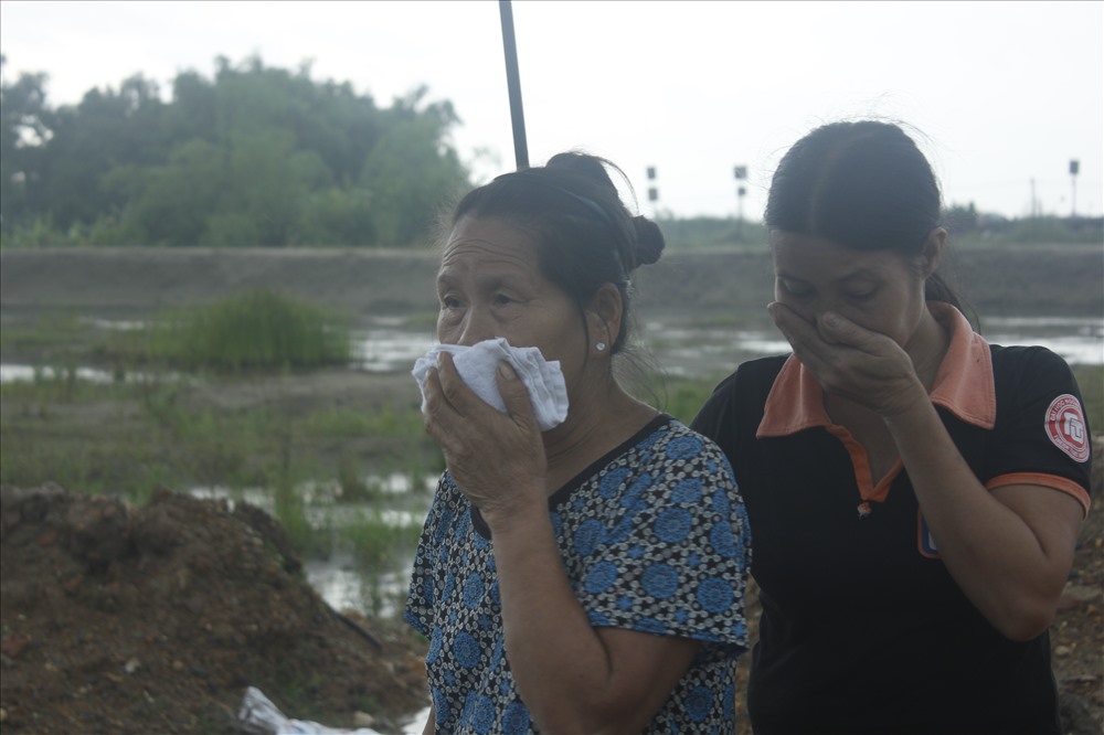 Núi rác tại chân đê sông Hồng khiến người dân vô cùng khó chịu.