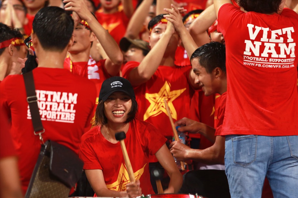 Một CĐV nữ “cháy” cùng màu áo đỏ suốt 90 phút dưới mua tầm tã.