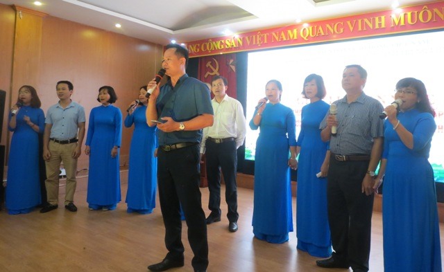 Tiết mục văn nghệ tại buổi giao lưu của CĐ Nông nghiệp và Phát triển nông thôn VN. Ảnh: Xuân Trường