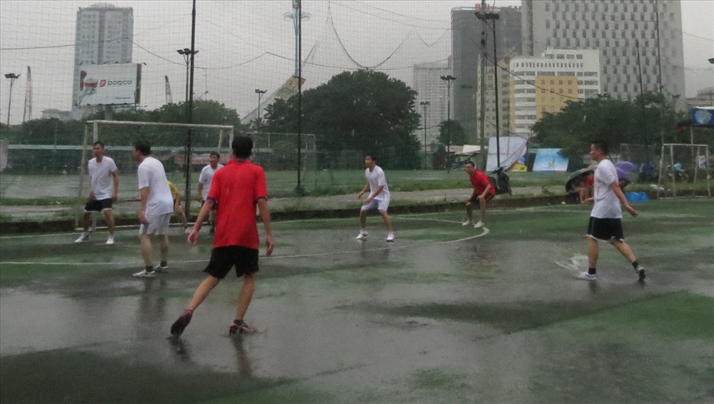 Pha bóng hãm thành đối phương của đội Liên quân CĐ Ngân hàng VN - CĐ Thông tin và Truyền thông VN - CĐ Công Thương VN (áo đỏ). Ảnh: Xuân Trường