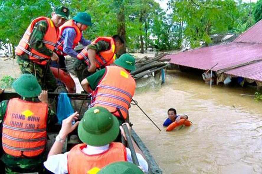Cứu hộ người dân bị lũ tại Tam Nông (tỉnh Phú Thọ). Ảnh: TTXVN