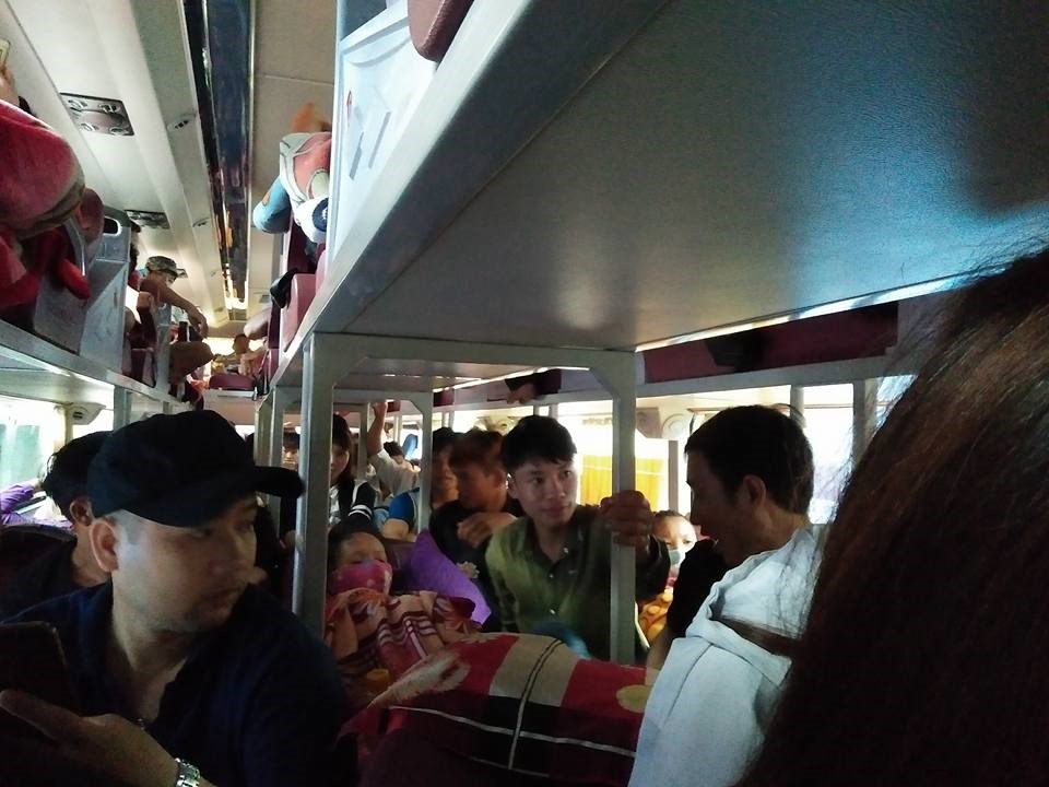 Chuyến xe cuối ngày chật cứng nhưng ai cũng mong muốn được đi. Ảnh Cường Ngô