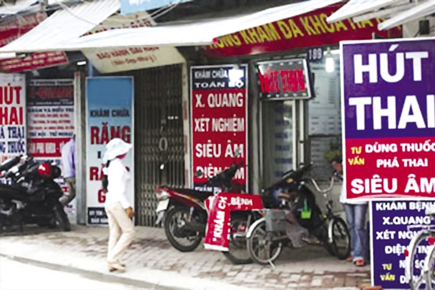 Dịch vụ phá thai tư nhân tràn lan ở Hà Nội. Ảnh: N.H