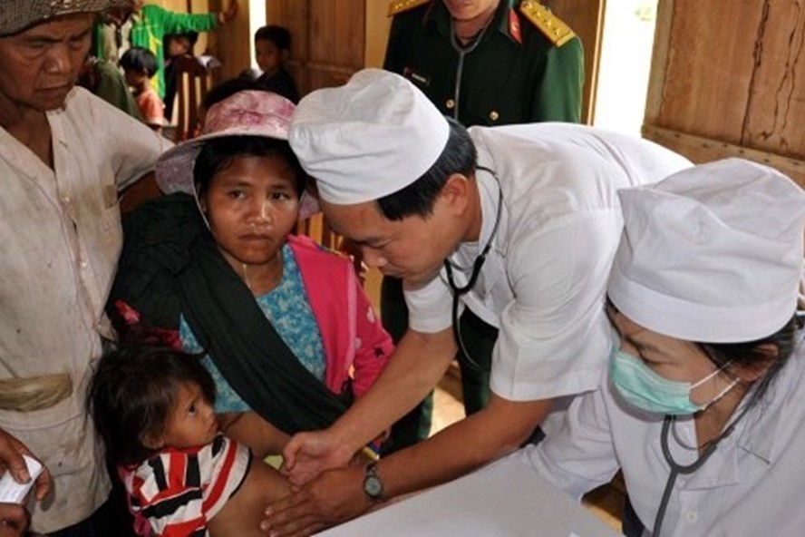 Các y bác sĩ đang khám bệnh cho người dân vùng dịch bạch hầu tại xã Trà Vân, Nam Trà My