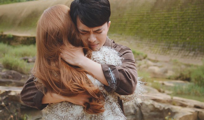 âu chuyện mà MV Lặng Lẽ Yêu Nhau kể về chàng trai chủ động chia tay trước khi biết mình sắp mất đi đôi mắt. Vì không muốn người yêu mình phải khổ vì mình nên anh chọn cách lặng lẽ lui về, riêng cô gái lại không rời xa anh mà lăng lẽ quan tâm, lặng lẽ yêu và chăm sóc cho anh. Tuy họ không thể tiếp tục hạnh phúc nhưng tình yêu cứ lớn dần và họ chọn cách yêu nhau lặng lẽ như vậy.