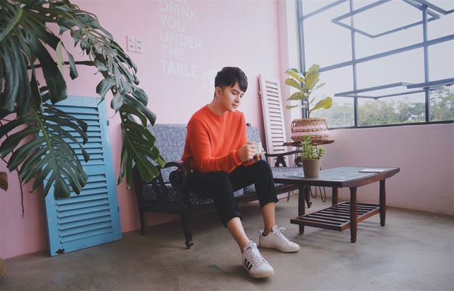 Sau thành công của phim điện ảnh Xóm trọ 3D, Nam Cường chưa vội trở lại màn ảnh mà dành thời gian thực hiện các dự án âm nhạc mới mang tên Lặng Lẽ Yêu Nhau. Đây là một sáng tác mới của nhạc sĩ Huỳnh Quốc Huy. Bài hát được sáng tác dựa trên câu chuyện có thật của một người bạn thân của Nam Cường. Chàng ca sĩ “Bay giữa ngân hà” đã kể lại câu chuyện này và nhờ Huỳnh Quốc Huy viết ra thành ca khúc.