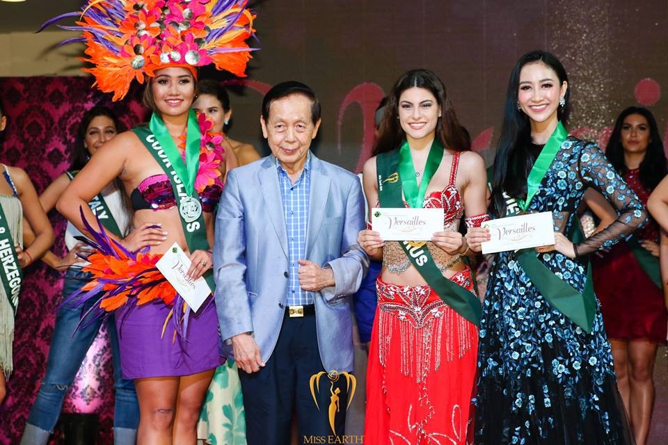 Hà Thu nhận Huy chương Đồng cho phần thi tài năng. Ảnh: T.L