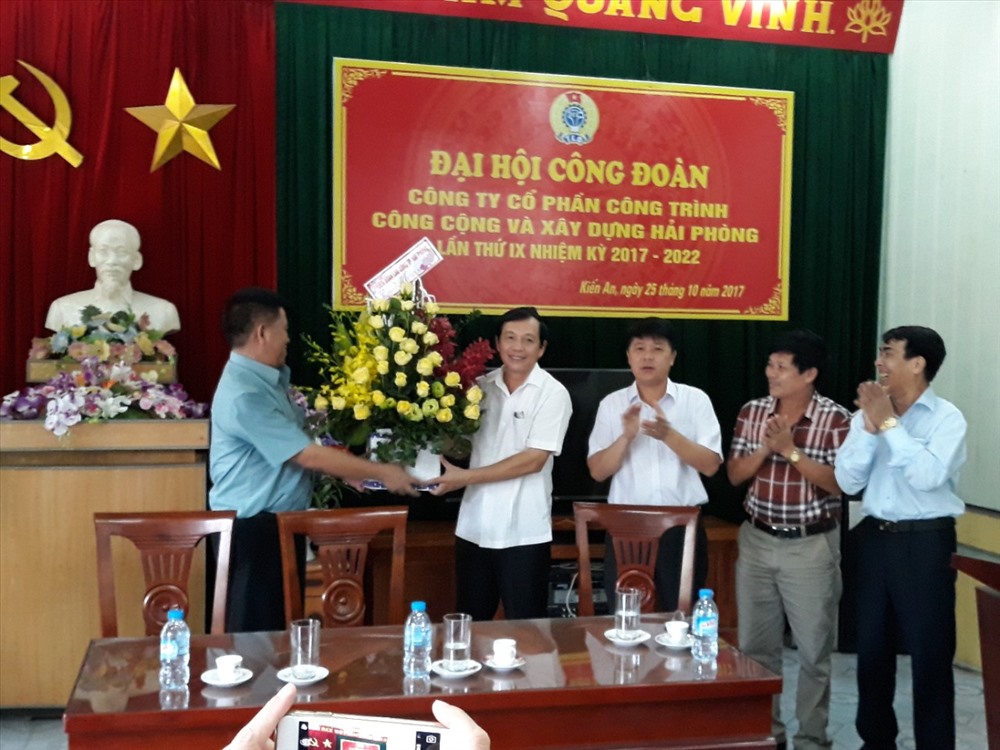 Chủ tịch LĐLĐ Hải Phòng chúc mừng Cty CP CTCC và Xây dựng Hải Phòng - Ảnh TN