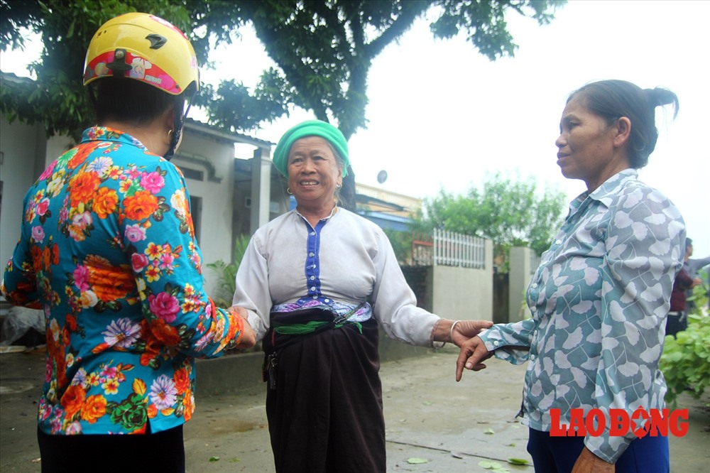 Người dân địa phương động viên nhau, vượt qua lúc khó khăn.