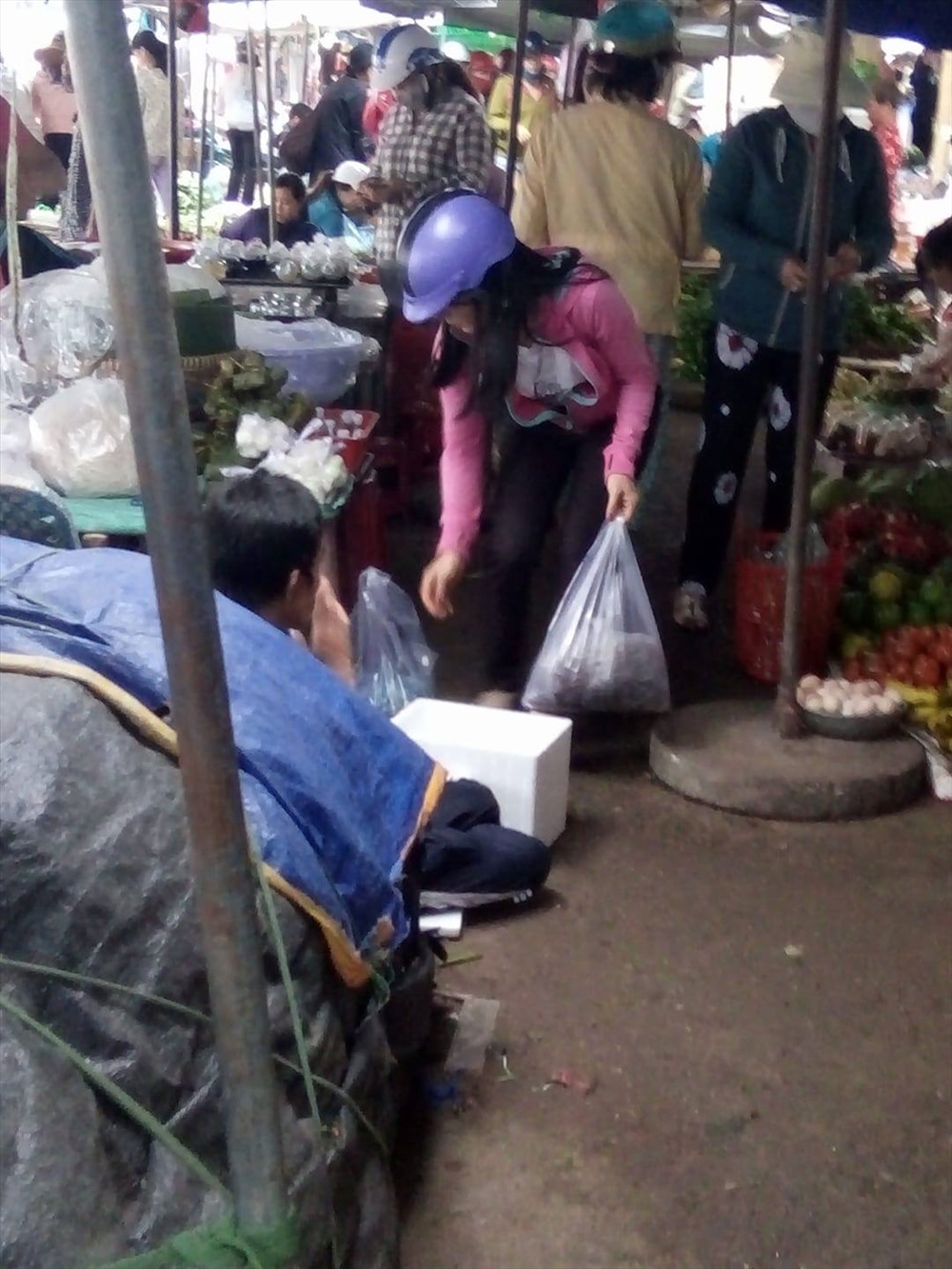 Ăn xin vẫn “tấn công” các chợ như thường. Ảnh: PV