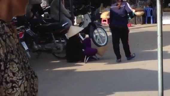 Ăn xin ở chợ Đầm (Nha Trang, Khánh Hòa). Ảnh: PV