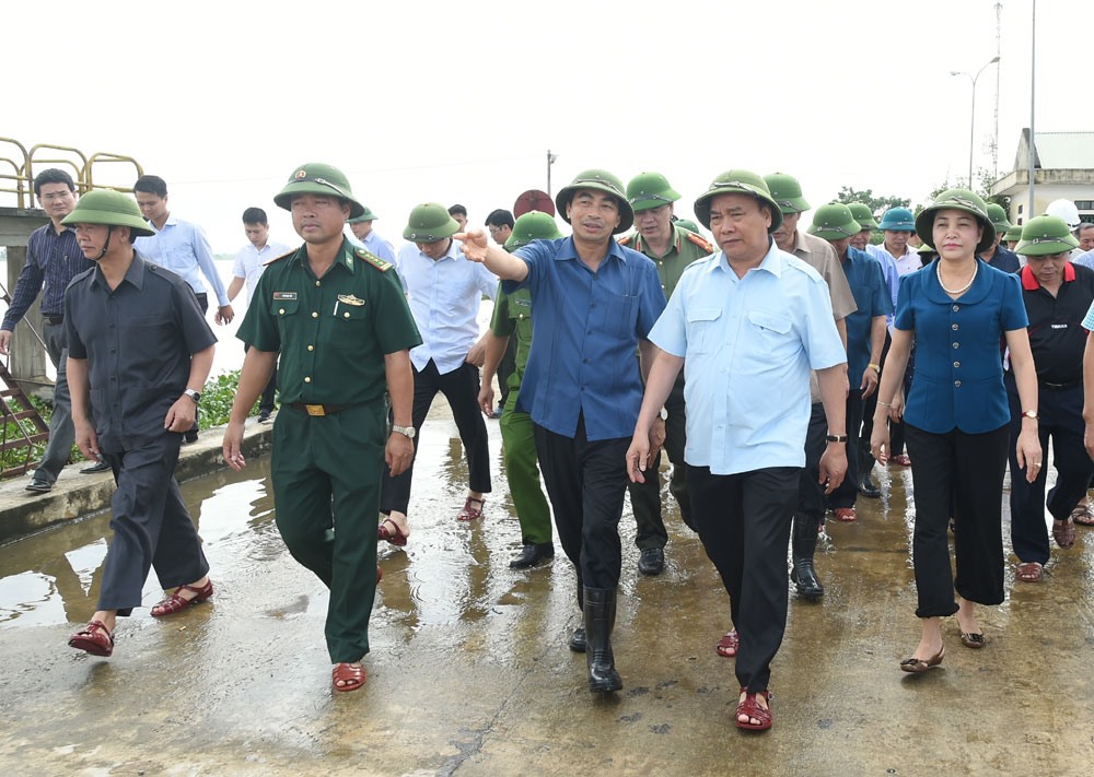 Thủ tướng thị sát Đập tràn Lạc Khoái, Gia Viễn, Ninh Bình. Ảnh VGP.