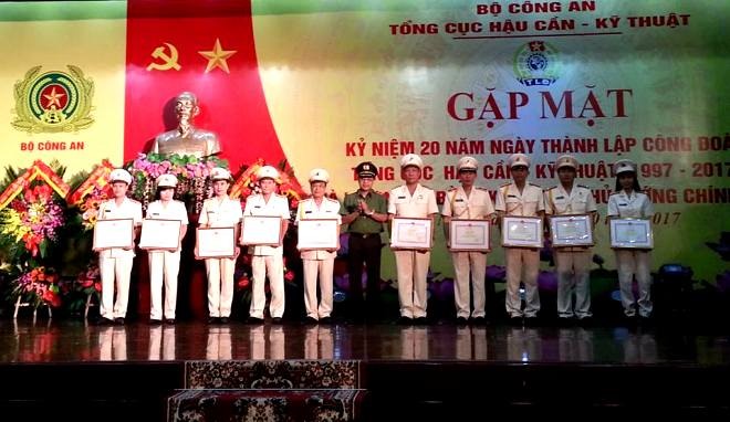 Trung tướng Nguyễn Văn Chuyên - Phó bí thư Đảng ủy, Phó Tổng cục Trưởng - tặng Bằng khen của Bộ Công an cho các tập thể, cá nhân. Ảnh: VN