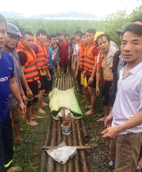 Sau 18h nỗ lực tìm kiếm, đến 8h ngày 12.10 thi thể nạn nhân đã được tìm thấy cách nơi bị nạn khoảng 50m. (Ảnh: HT)