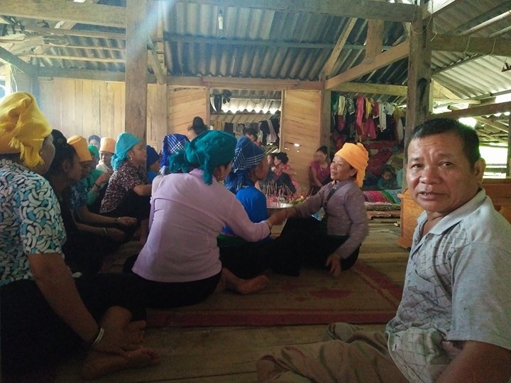 Nhiều người đến chia buồn với gia đình.