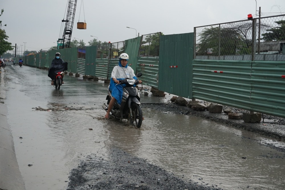Mặt đường lổm nhổm đá hộc, chi chít “ổ gà”, trời mưa đọng nước khiến xe cộ lưu thông qua đất rất khó khăn.
