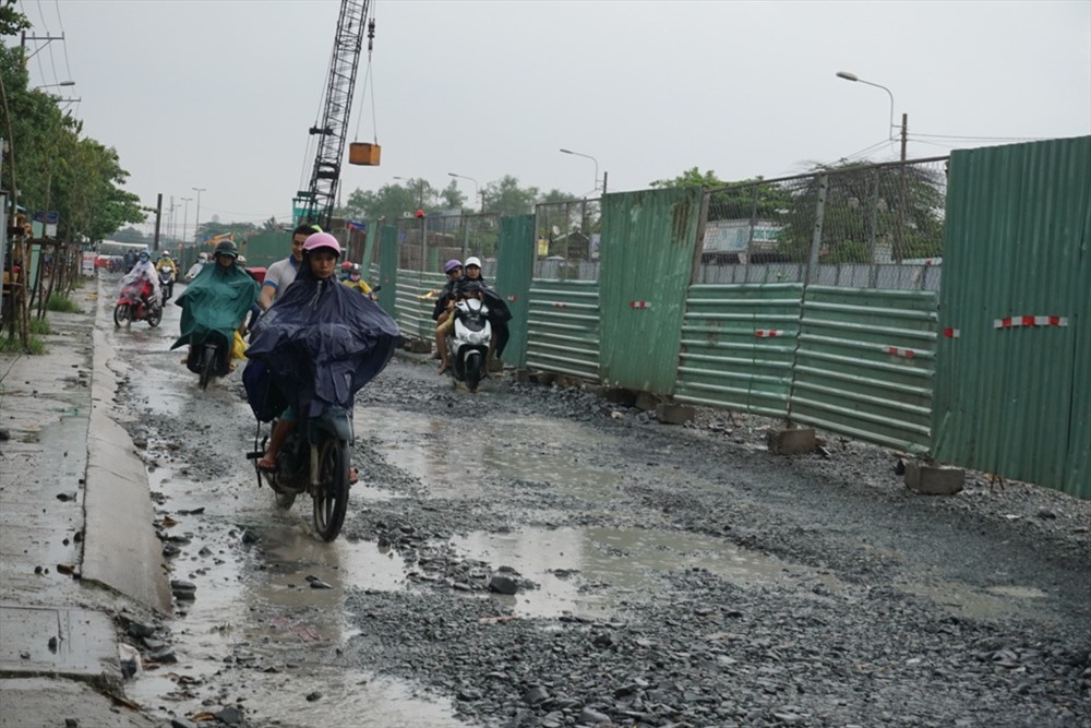 Thanh tra Sở GTVT TPHCM cho biết, trong 9 tháng đầu năm 2017, thanh tra sở đã lập 575 biên bản, xử phạt hơn 4,1 tỉ đồng, đình chỉ thi công 33 trường hợp. Phần lớn các công trình này đều không treo biển báo công trình, không có rào chắn, thi công trong phạm vi đường bộ… gây nguy hiểm cho người đi đường.
